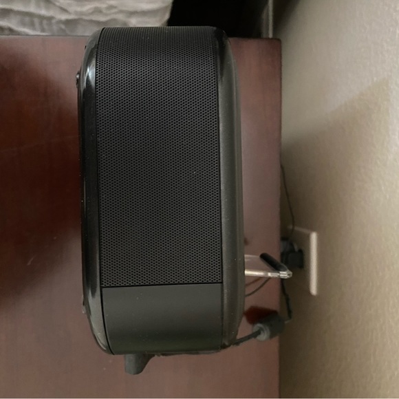 iHome Lightning Docking Station - Picture 2 of 6